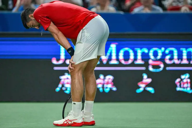 Djokovic vomita in campo: cosa è successo a Shanghai
