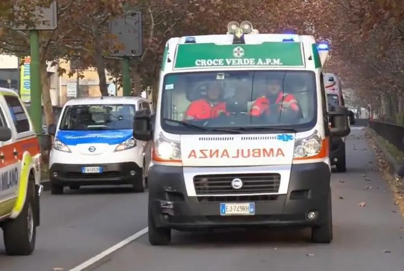 Il malore, i soccorsi, poi la mossa dello straniero: così ha tentato di rubare un'ambulanza