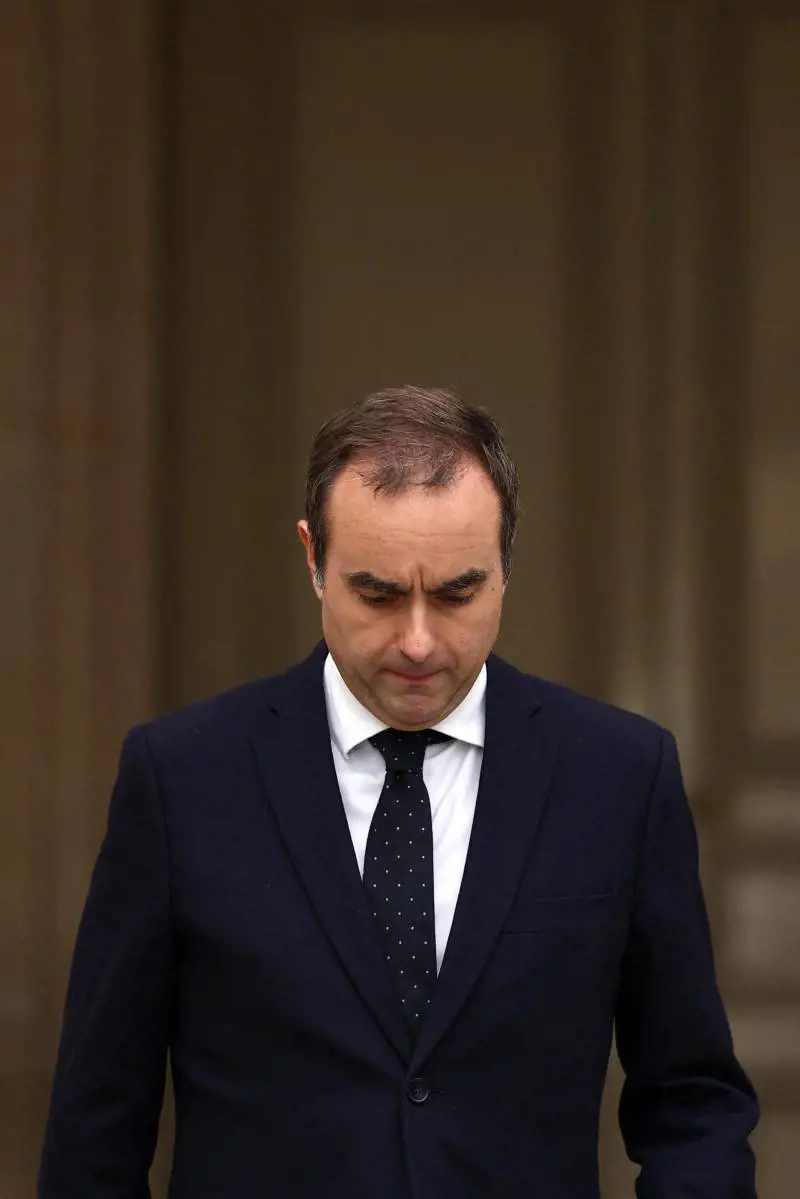 Caos Francia, Lecornu si dimette. L'Eliseo insiste: "Tratti ancora"