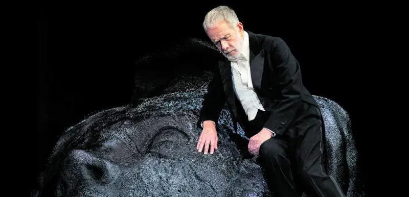 "Il teatro è la mia felicità. Ma ogni felicità ha dentro di sé una maledizione"
