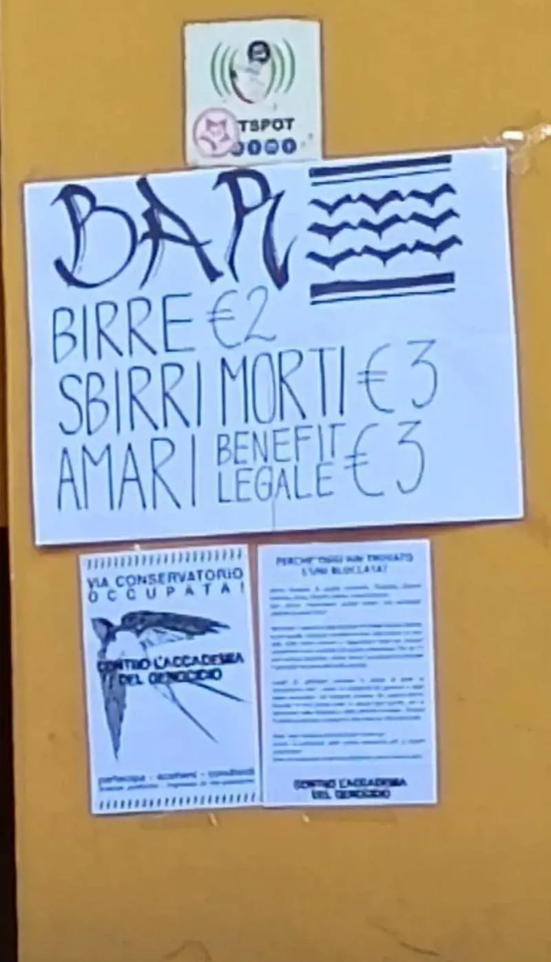"Sbirri morti 3 euro". Il cartello della vergogna alla Statale occupata