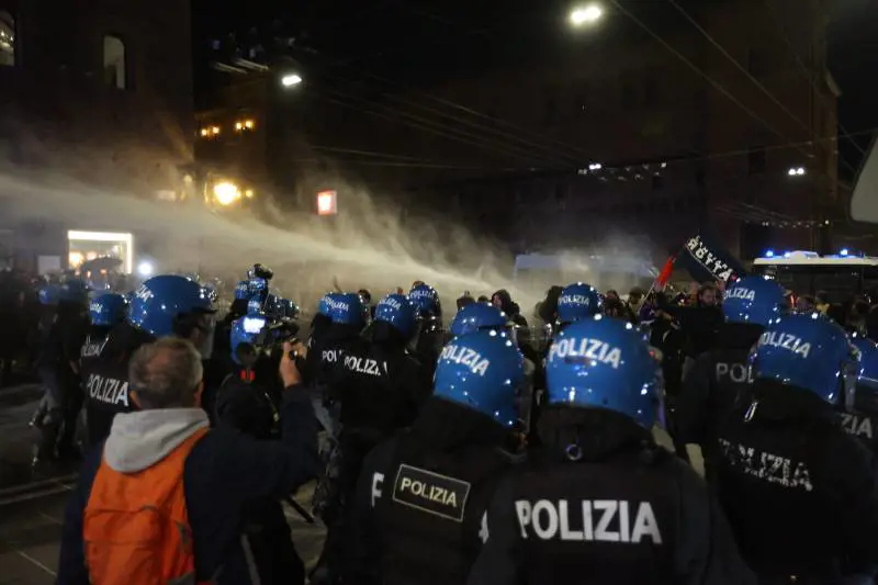 Bologna, scontri tra Giovani Palestinesi e polizia al corteo non autorizzato: idranti sui manifestanti