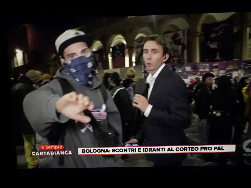 "Levati dal ca..., non devi riprendere". E i pro-Pal aggrediscono la troupe di Cartabianca