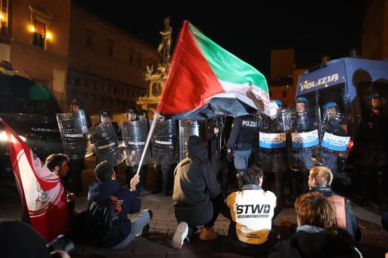 I pro Pal celebrano il pogrom. Uova, sputi e scontri: tre arresti