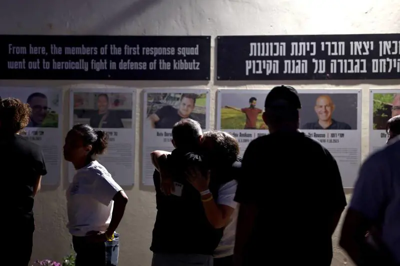 Da Kfar Aza a Re'im. La lunga preghiera degli israeliani sui luoghi della strage