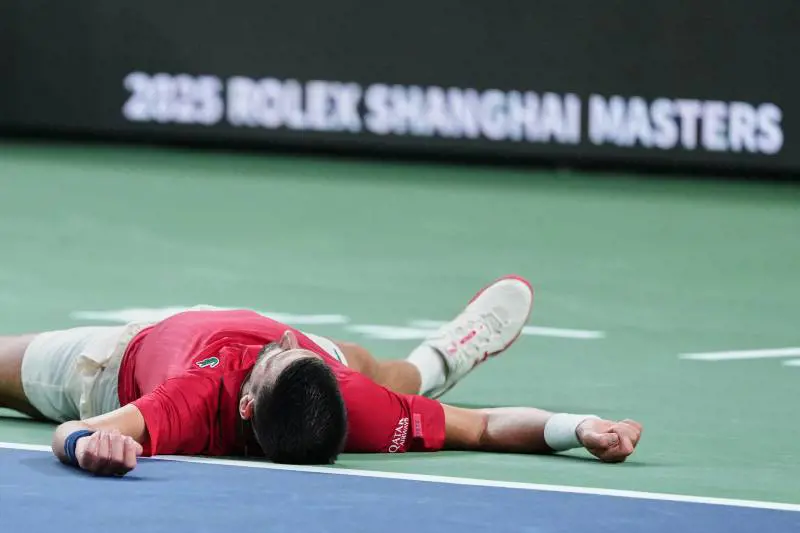 Caldo e ritiri, l'Atp corre ai ripari. E Nole vince stremato a Shanghai