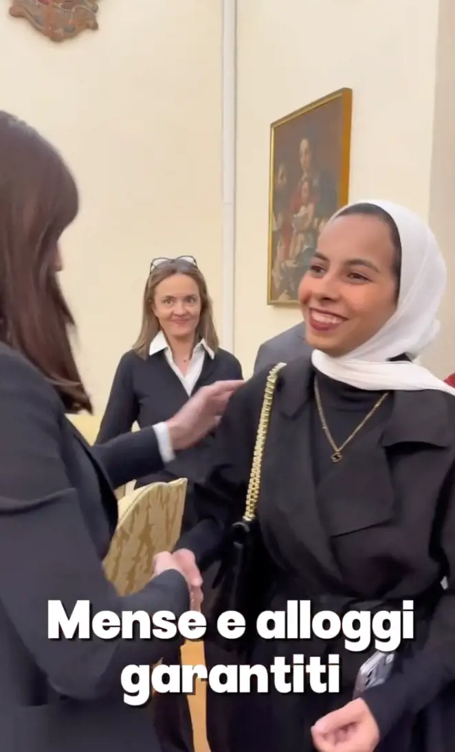 Bernini accoglie gli studenti palestinesi, ma i pro Pal la insultano: "Vaff..."