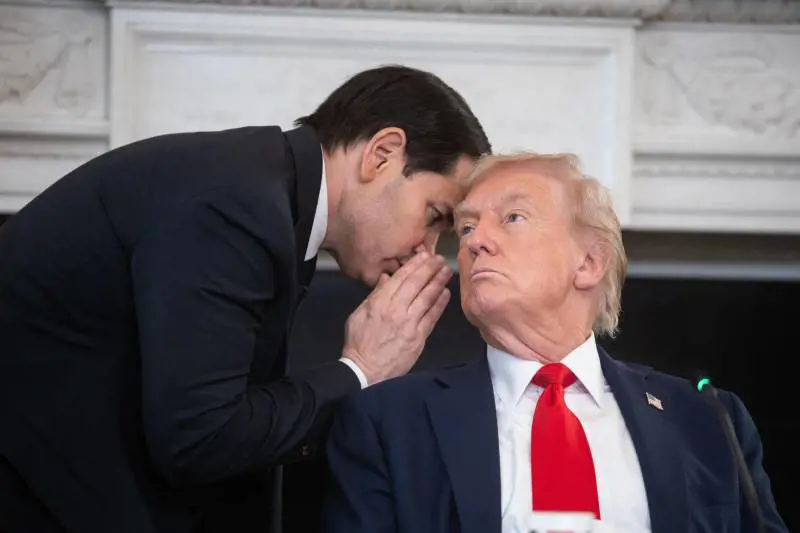 Rubio, la frase all'orecchio e quel biglietto per Trump: "Così sarai il primo a dare l'annuncio su Gaza"