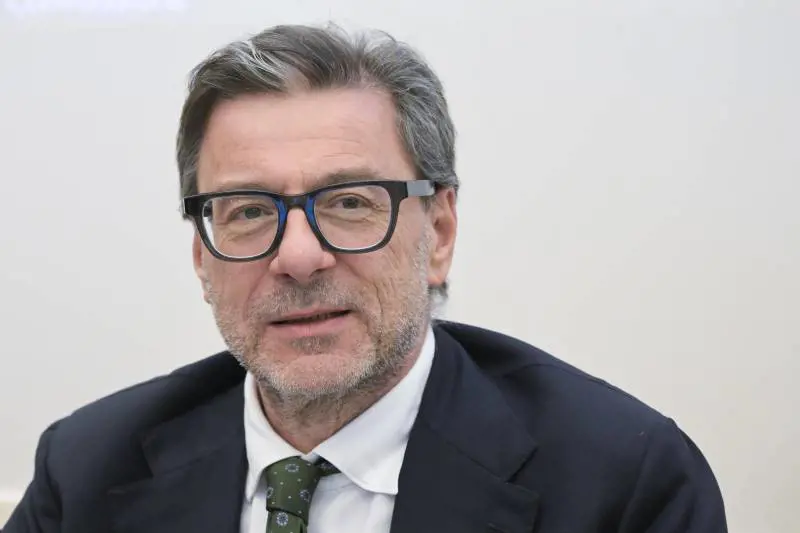 Manovra, Giorgetti alle banche: "Dovete contribuire anche voi". Obiettivo sgravi sulla casa al 50%
