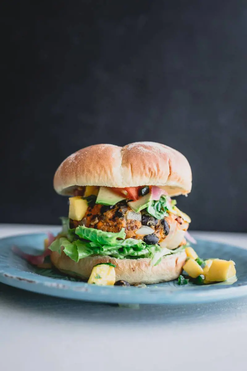 Stop a burger vegani e bistecche di seitan. "Senza carne non si possono chiamare così"