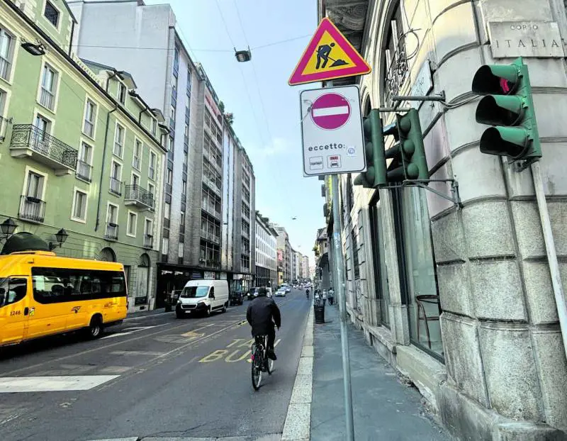 Cerchia dei Navigli, sì alla preferenziale aperta alle moto. Ma il Pd si spacca