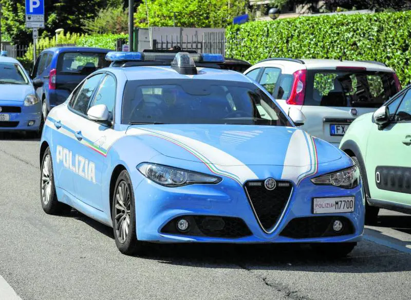 Le strappano due collane alla fermata M4 Policlinico