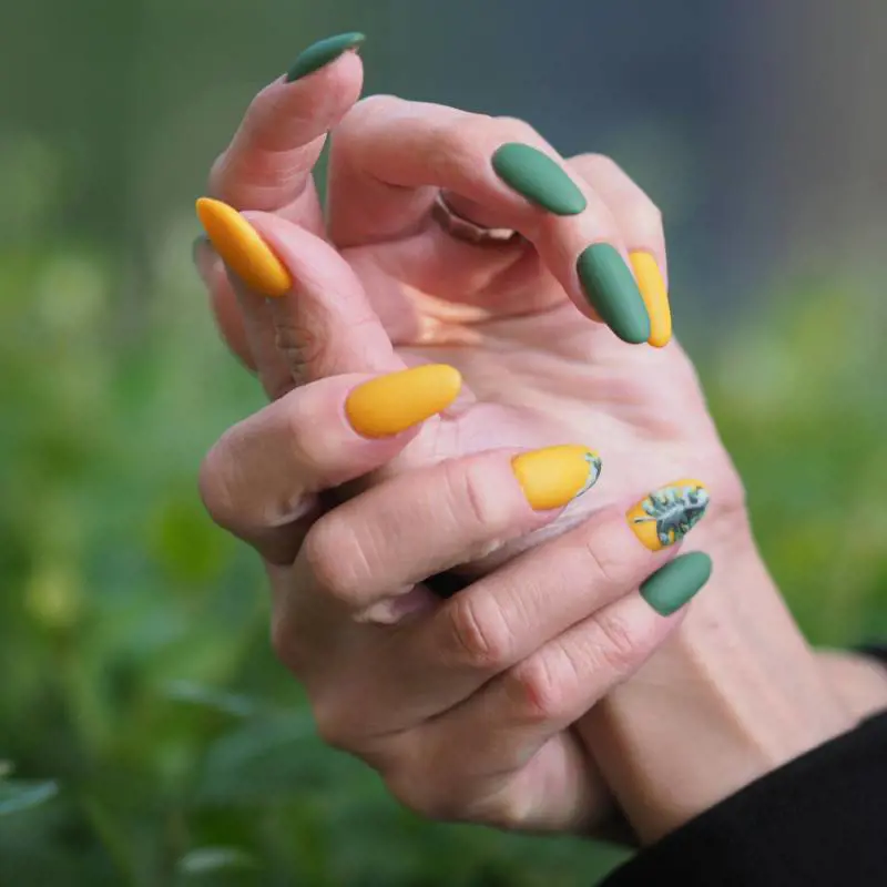 Nail art, i colori e le idee più chic per l'autunno