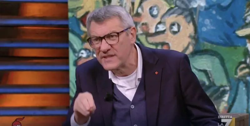 "Perché scioperate di venerdì?". E Landini sbotta da Floris