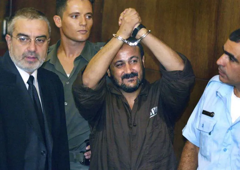 L'Intifada, i 5 ergastoli, le Brigate di Al-Aqsa: chi è Barghuti, il leader della "terza via" palestinese