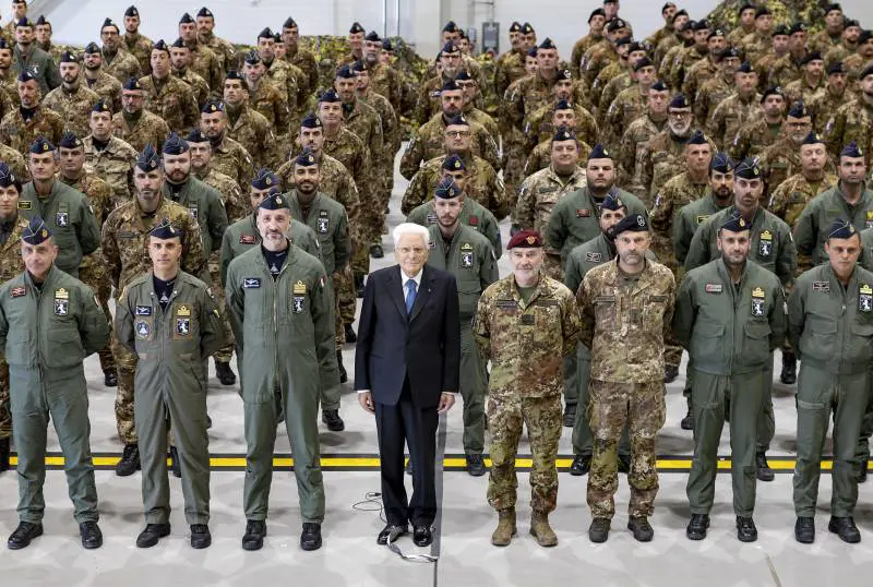 Mattarella al fronte Nato rientra scortato dai caccia