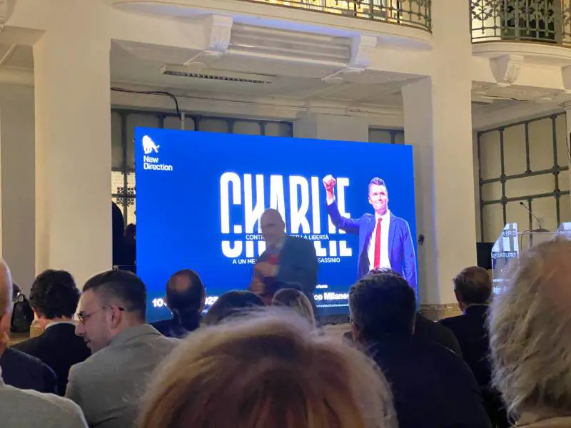 A Milano l'eredità di Charlie Kirk: la battaglia culturale per la libertà di parola e contro la violenza politica