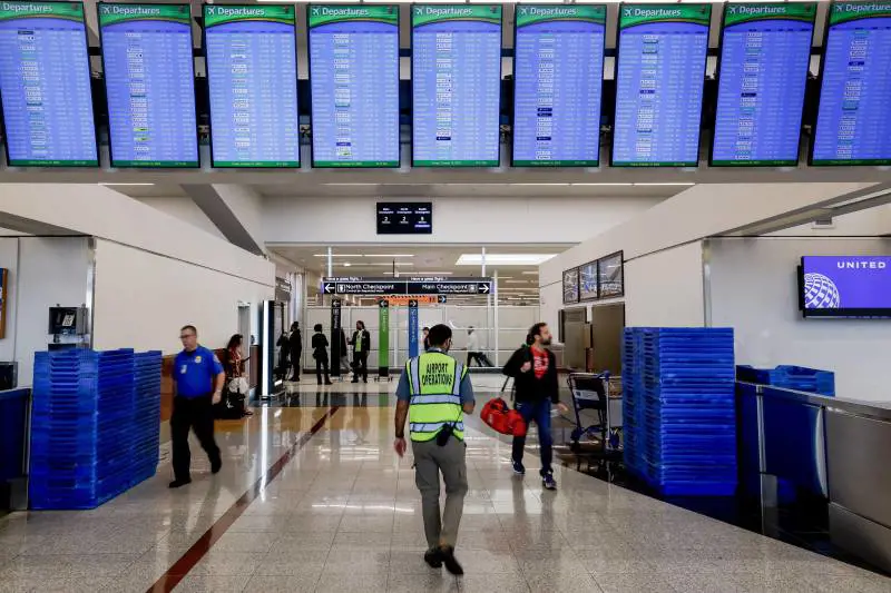 Aeroporti, da domenica nuove regole: cosa cambia per chi viaggia