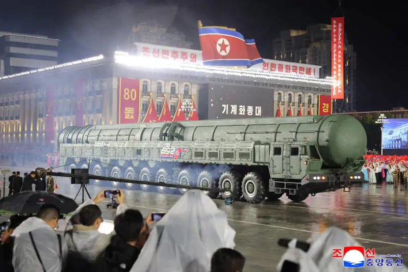 Missili intercontinentali e armi ipersoniche: Kim svela il suo nuovo arsenale