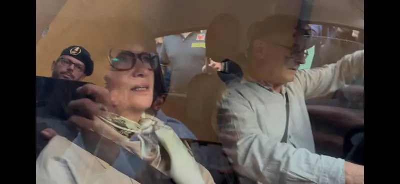"Noi in balia dei legali", "Ignoranti come le capre". Botta e risposta tra la famiglia Sempio e Lovati