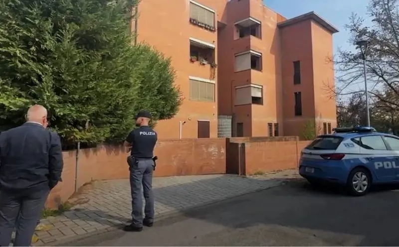Strangola la moglie poi si getta nel vuoto: omicidio-suicidio nel Modenese