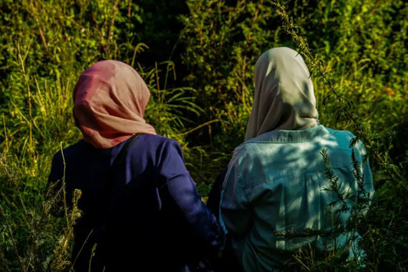 Picchiata perché non indossa il velo (e volevano allontanarla dall'Italia). Il padre: "Metodo educativo"
