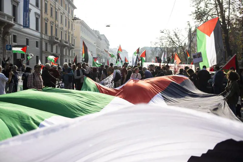 La pace non ferma il corteo del sabato: ieri in centinaia in piazza