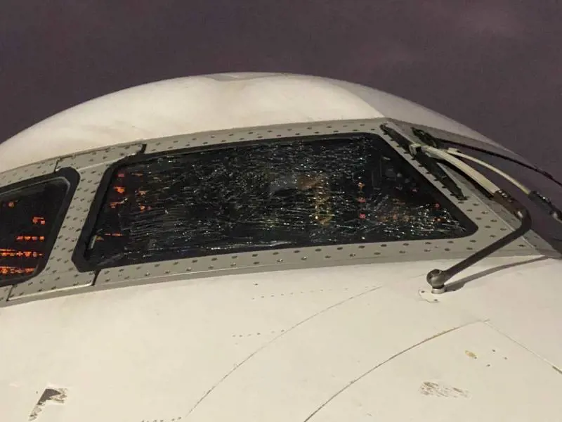 Parabrezza rotto in volo: paura per la Nazionale della Nigeria costretta all'atterraggio d'emergenza
