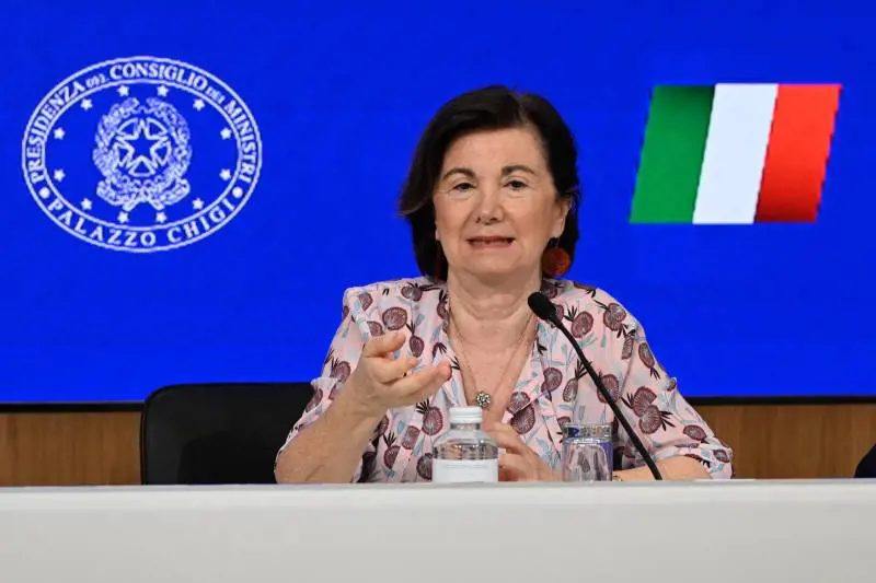 "Gite ad Auschwitz per dire che l'antisemitismo è solo fascista". "Verità fa male": scontro Roccella-Segre