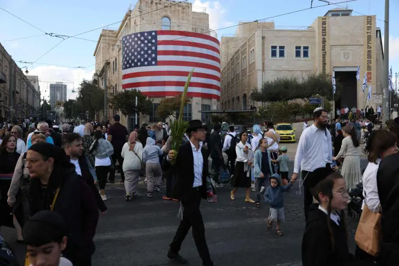 Tappeti rossi e strade blindate. Il trionfo di Trump-pacificatore (in Israele con lo "scudo blu")