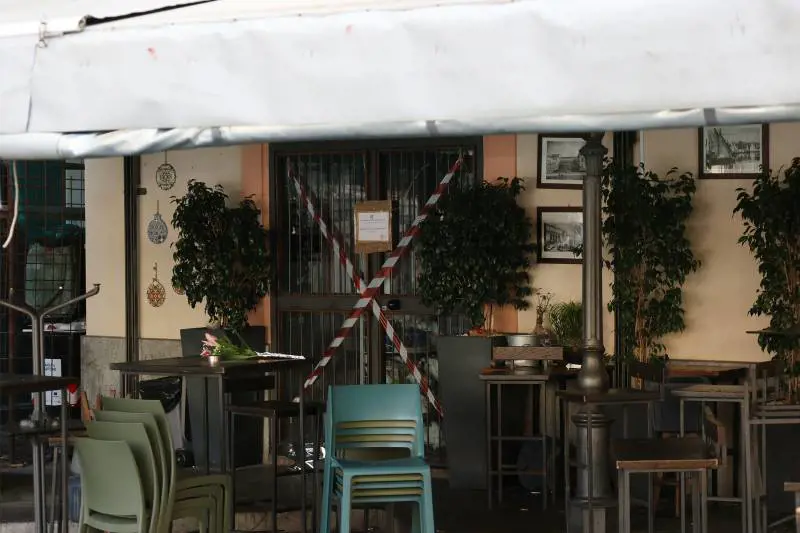 Ucciso a 21 anni nel locale del padre. Il giallo della rissa