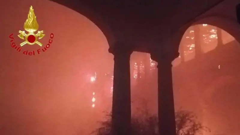 Un incendio distrugge la Notre Dame brianzola