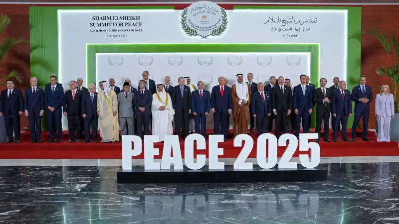 Firmato l'accordo di pace a Sharm, Trump: "Inizia la fase 2". Al tavolo anche Meloni, unica leader donna.  Scintille Israele-Hamas