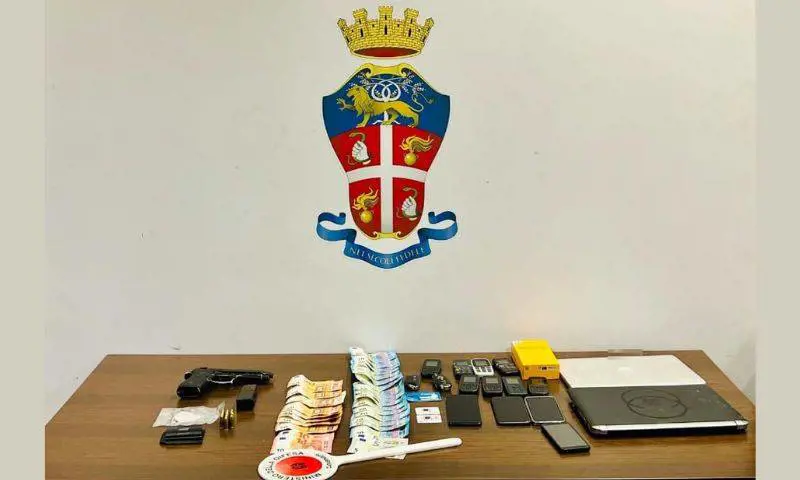 Eroina, pistola, contanti e 14 cellulari: arrestato uno straniero evaso dai domiciliari
