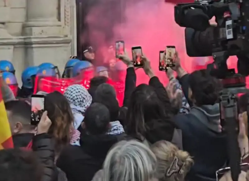 Milano conferma il gemellaggio con Tel Aviv, caos in Aula e scontri coi pro pal in piazza