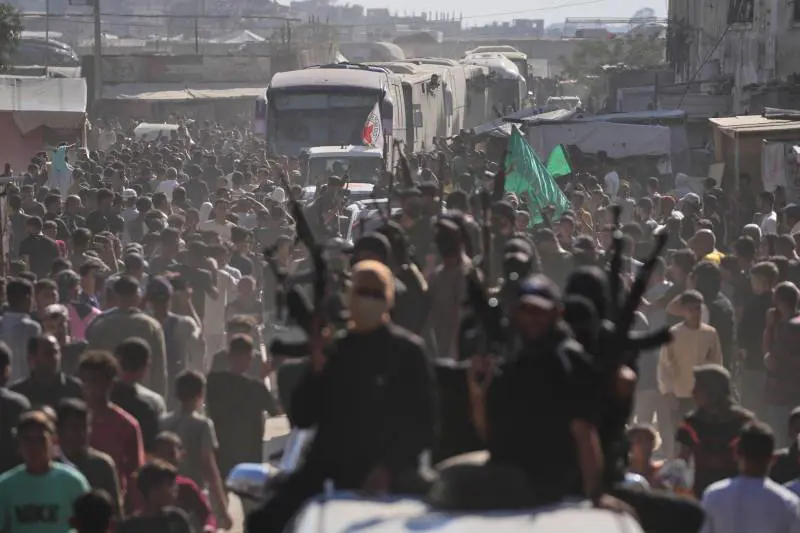 Baci ai terroristi rientrati a Gaza. Festa di pace e voglia di vendetta