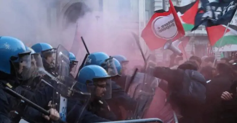 A sinistra musi lunghi per la pace. Assalto pro Pal, scontri a Milano