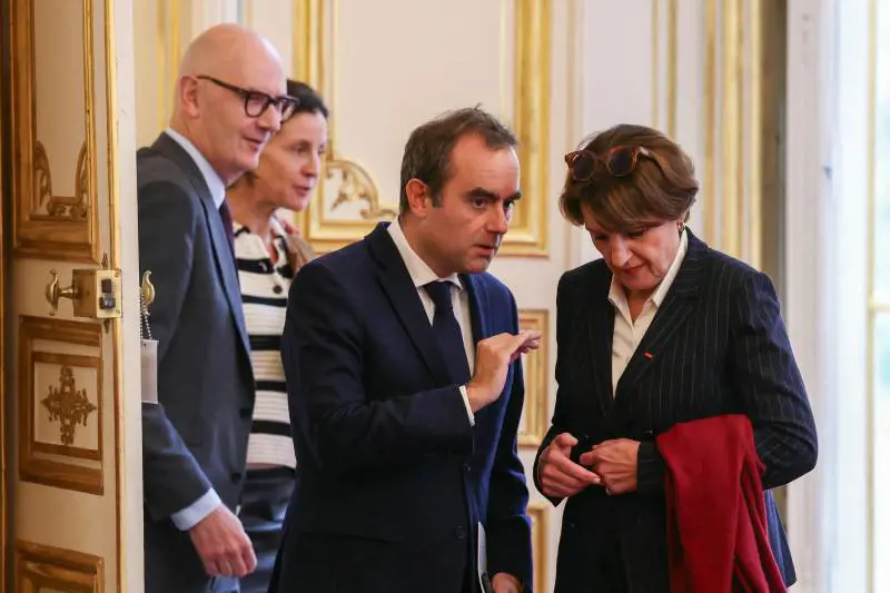 Lecornu riparte dai tecnici e già rischia