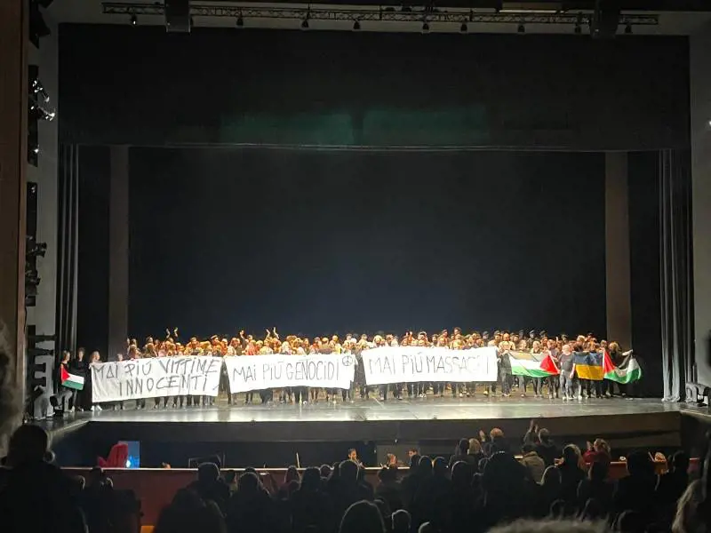 I pro Pal al Maggio Fiorentino. Striscioni sul palco: "Mai più genocidi"