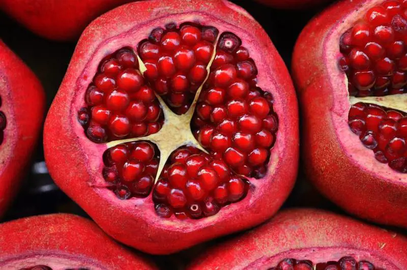 Melograno, il frutto di stagione da mangiare anche in insalata: come aprirlo e prepararlo