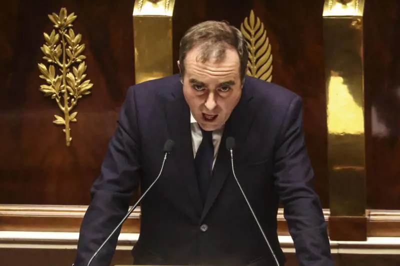 Lecornu si salva con le pensioni. "Nessuna riforma fino al voto"