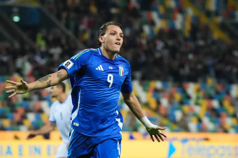 Scontri fuori, fischi dentro. Gli azzurri ad alta tensione conquistano la speranza