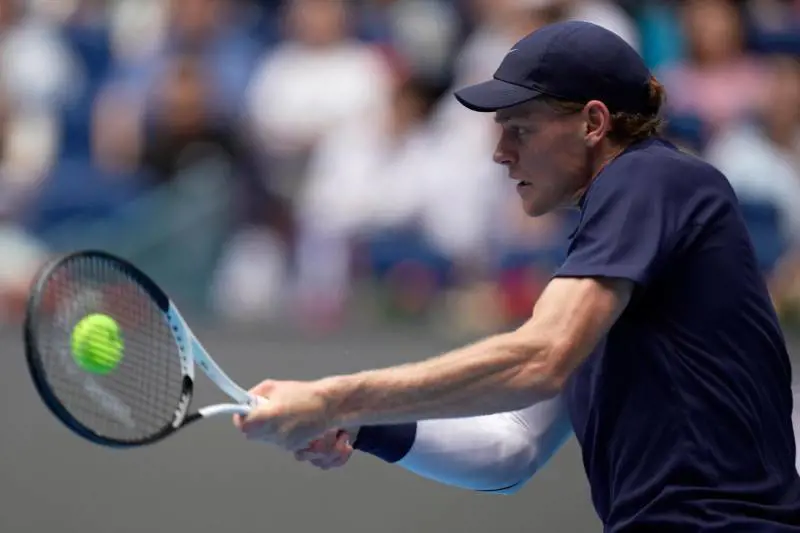 Six Kings Slam, Sinner in campo contro Tsitsipas: Jannik "vola" anche nel 2° set | 6-2, 3-1