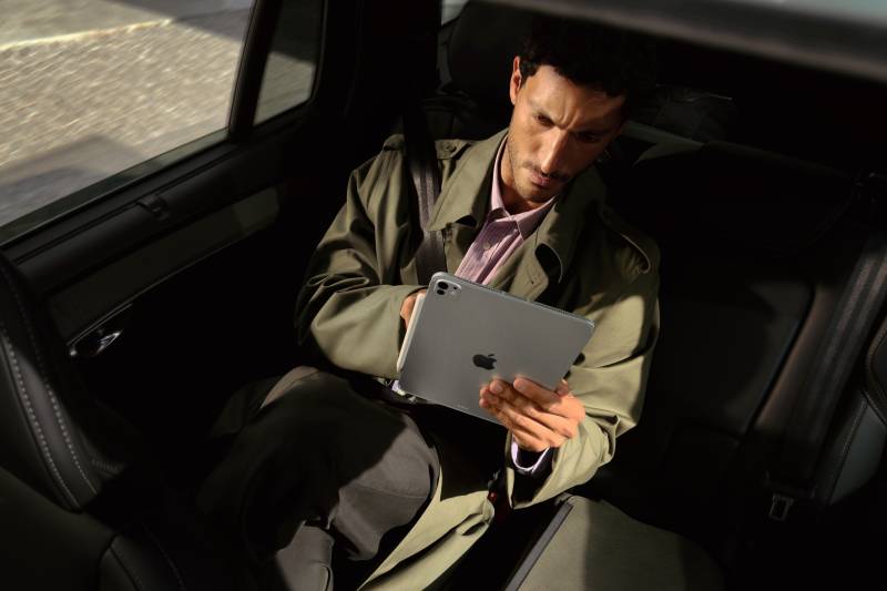 Apple-iPad-Pro-lifestyle-251015