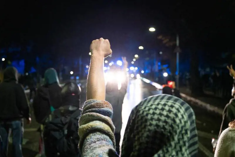 Vergogna a Udine: ancora una volta la sinistra si porta i violenti al seguito