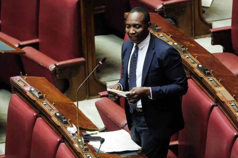 L'ultima conversione di Soumahoro: ora vuole aiutare i migranti a casa loro