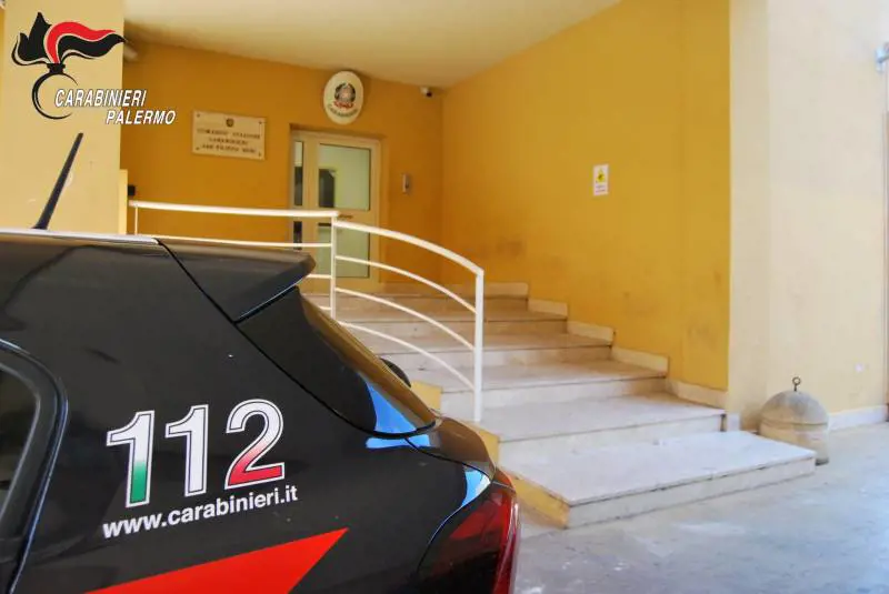 Carabinieri aggrediti a Palermo durante una perquisizione: cinque arresti