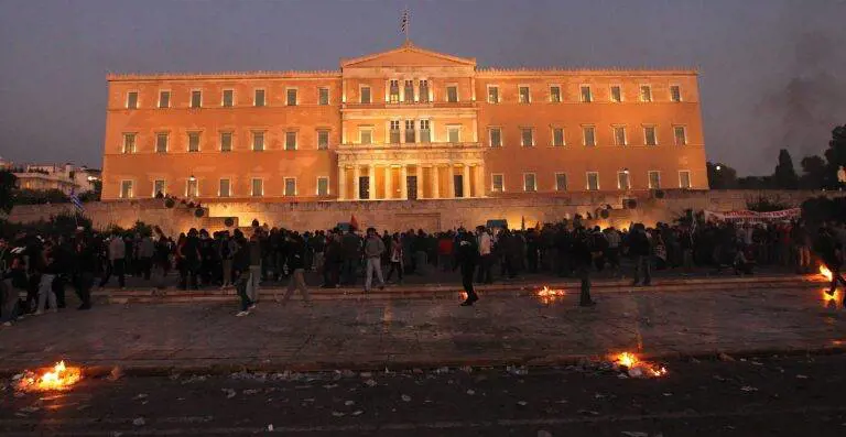 La via della Grecia per alzare i salari: la giornata di lavoro diventa di 13 ore