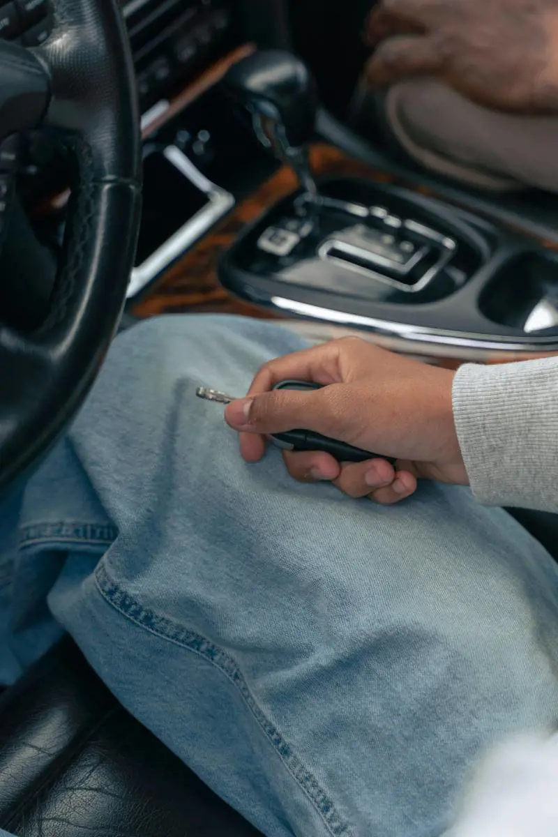 Il trucco che allunga la vita del motore: il gesto che (quasi) nessuno fa prima di accendere l’auto