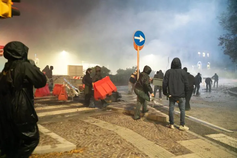 "Non siamo più disposti a prendere mazzate". La rabbia dei poliziotti dopo l’ennesimo corteo pro Pal